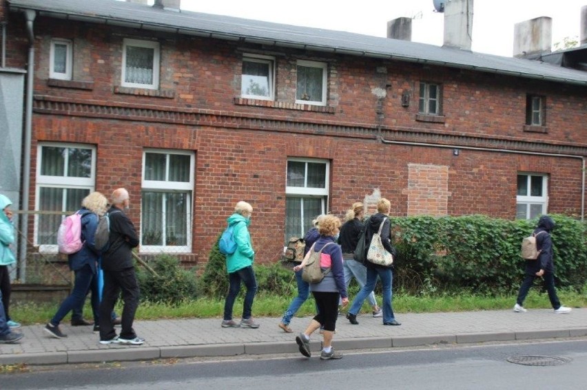 Inowrocław. Przewodnik Antoni Ścigacz oprowadzał grupę miłośników miasta po inowrocławskiej dzielnicy Mątwy [zdjęcia]