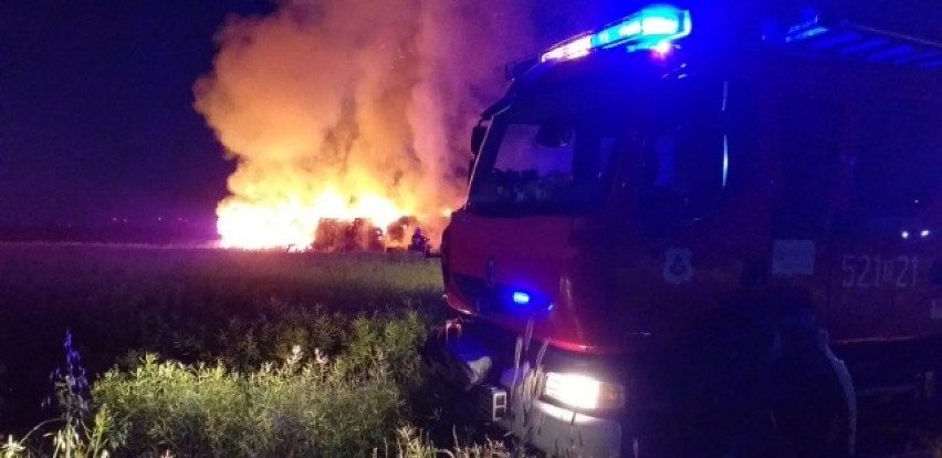 Pożar balotów słomy w Sławsku. Akcja gaśnicza trwała 6 godzin [ZDJĘCIA]