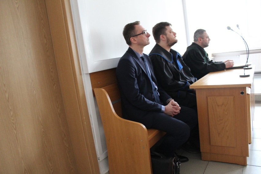 Prokurator Mariusz Krasoń z pełnomocnikami w sądzie