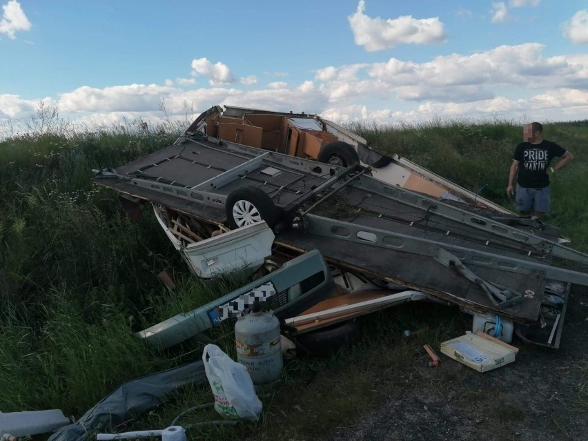 Wypadek w Dworzysku. Roztrzaskana przyczepa kempingowa [zdjęcia]
