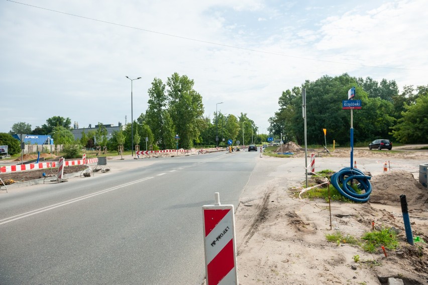 Przebudowa ważnego skrzyżowania na Białołęce. Pojawi się sygnalizacja, nowe pasy ruchu, przejścia dla pieszych i chodniki