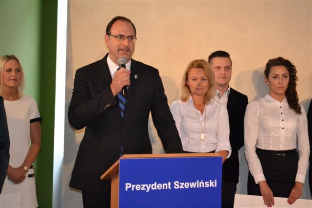 Szewiński ruszył z kampanią i aniołkami