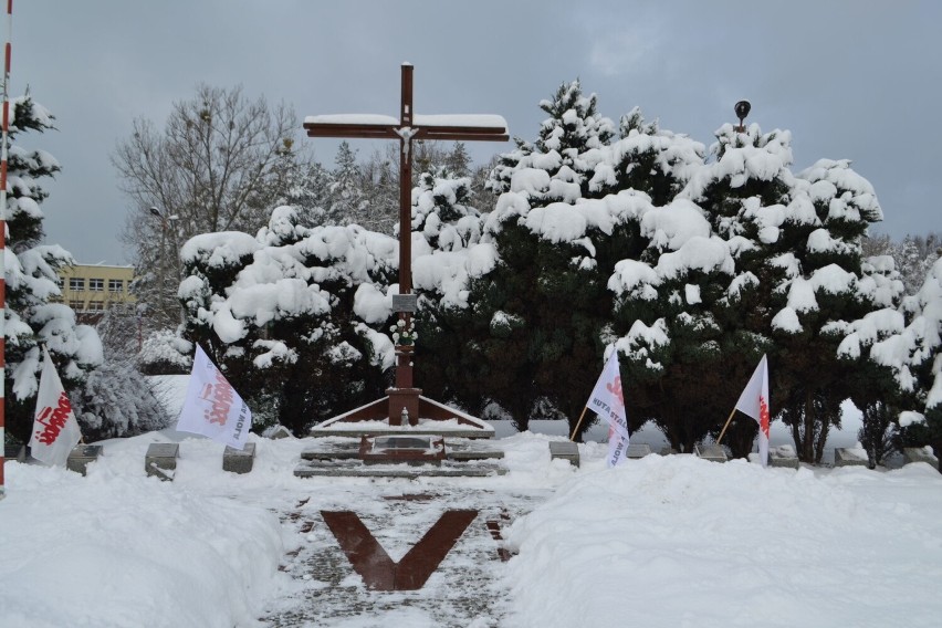 Pamiątkowy krzyż przy Bramie numer 3 Huty Stalowa Wola