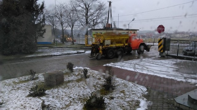 Wczoraj koło południa samochody wyjeżdżały  z ZDP do sypania na „napoleonkę“ na trasę  Tuchola - Tleń.