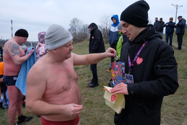 Na ulicach Przemyśla kwestuje blisko 100 wolontariuszy Wielkiej Orkiestry Świątecznej Pomocy.

26. Finał WOŚP kolejny raz odbywa się w Galerii Sanowa. Przygotowany został bogaty program, a gwiazdą muzyczną imprezy będzie Jula. WOŚP wspierają m.in. przemyskie morsy oraz Przemyski Klub Biegacza.