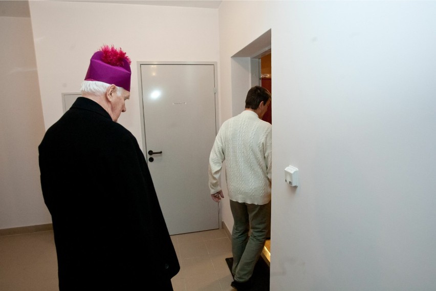 Biskup jechał na wizytację do wiejskiej parafii, a że był...