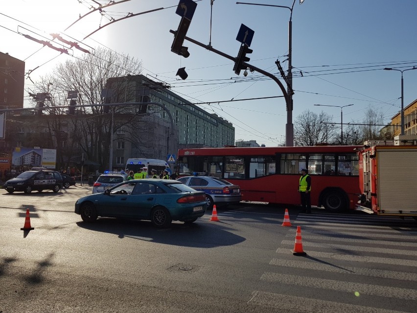 Kobieta wjechała autobusem w słup trakcyjny. Będzie proces. W wypadku ucierpiały 22 osoby