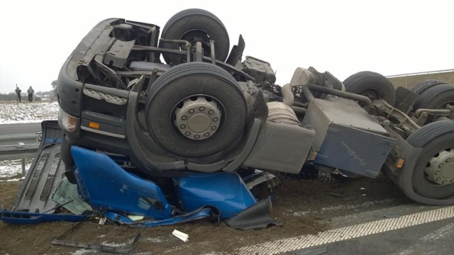 Wypadek na A2: Dachował TIR przewożący paszę