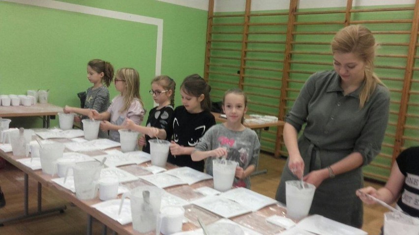 Uczniowie kuczkowskiej szkoły stworzyli odlewy z gipsu