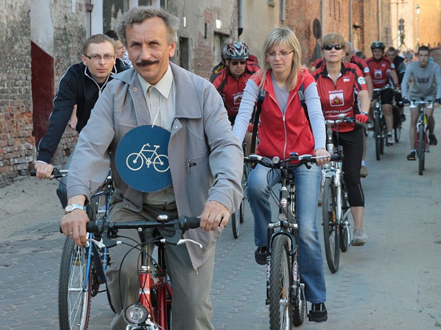 Wiesław Żurawski (na pierwszym planie) to znany w mieście przewodnik turystyczny i zapalony  rowerzysta