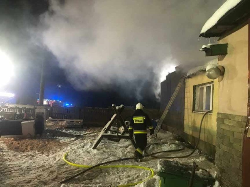 Pożar domu w Rywałdzie. Na miejscu 7 jednostek straży