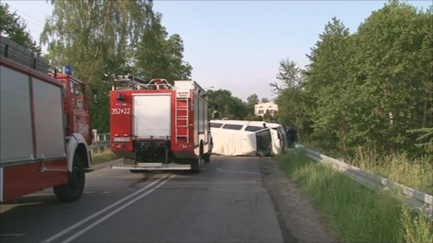 Dudki: Wypadek busa na drodze Częstochowa-Łask. Osiem osób rannych, dwie są w cieżkim stanie