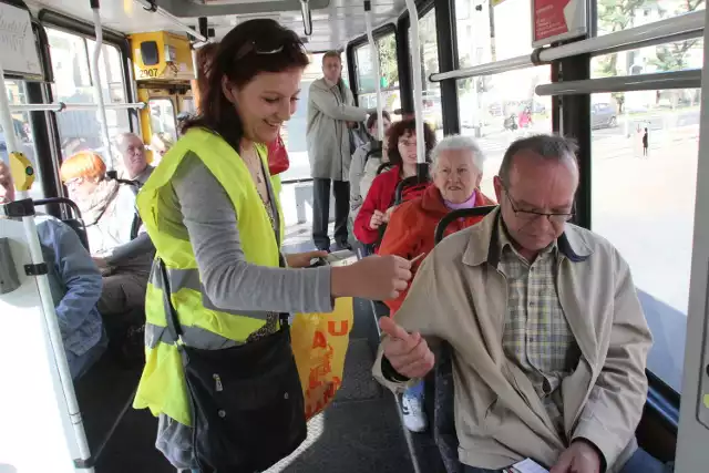 Łódzcy kontrolerzy w niektórych pojazdach rozdają dziś pasażerom znaczki Wzorowego Pasażera. 

Więcej zdjęć: Dzień Kanara w łódzkim MPK
