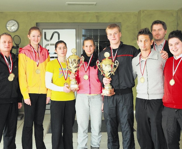 Stoją od lewej: Grzegorz Garczyński - trener AZS, Zuzanna Maciejewska, Sylwia Zagórska, Barbara Sobaszkiewicz, Andrzej Kapaś, Marcin Gawron, Jacek Grobel (prezes MW Tenis) oraz Tomasz Mrozowski (wiceprezes MW Tenis)