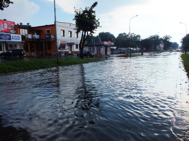 W środowe popołudnie nad powiatem kraśnickim przeszła intensywna ulewa, której efektem było podtopienie kilku ulic, a także zerwanie dachu z jednego z domów w miejscowości Ośrodek-Wyżnica