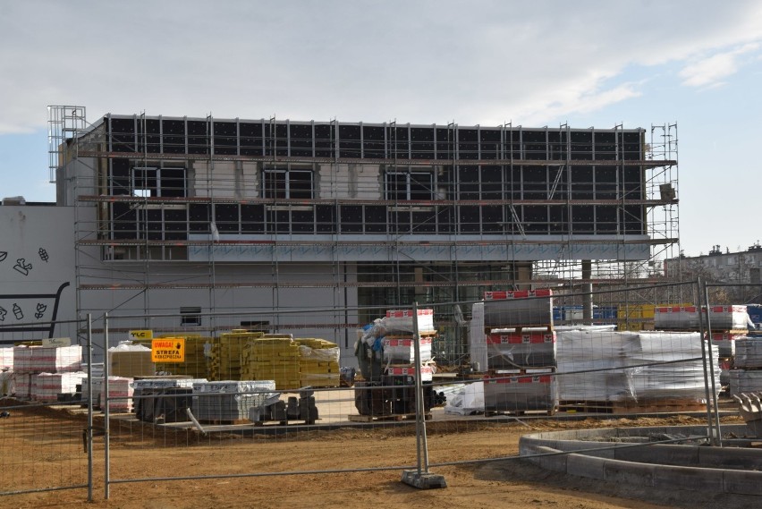 Budowa sklepu Kaufland w centrum Zawiercia trwa w najlepsze