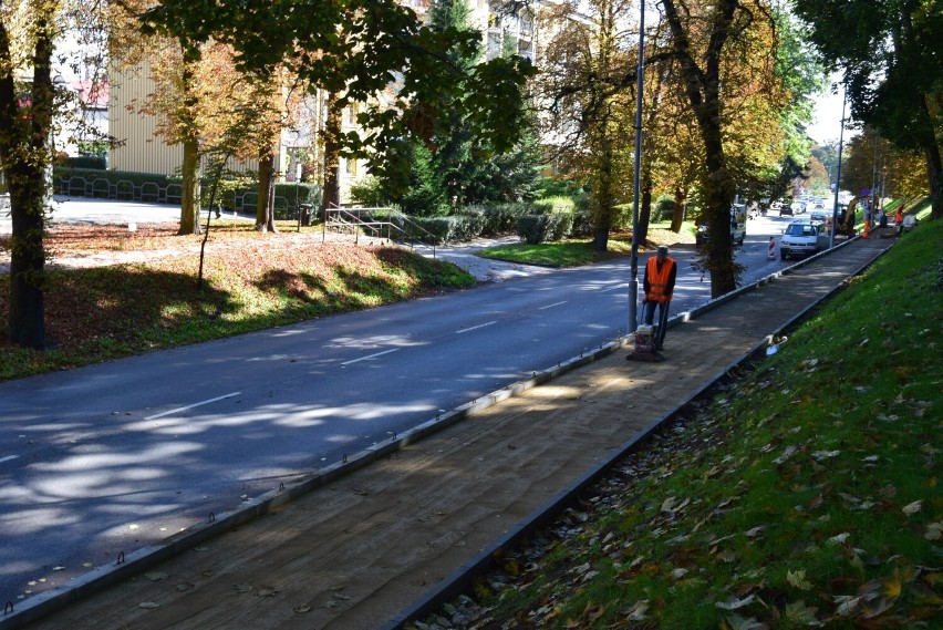 W Sandomierzu trwa budowa ścieżki rowerowej przy miejskim parku. Będą podjazdy i barierki bezpieczeństwa. Zobacz zdjęcia