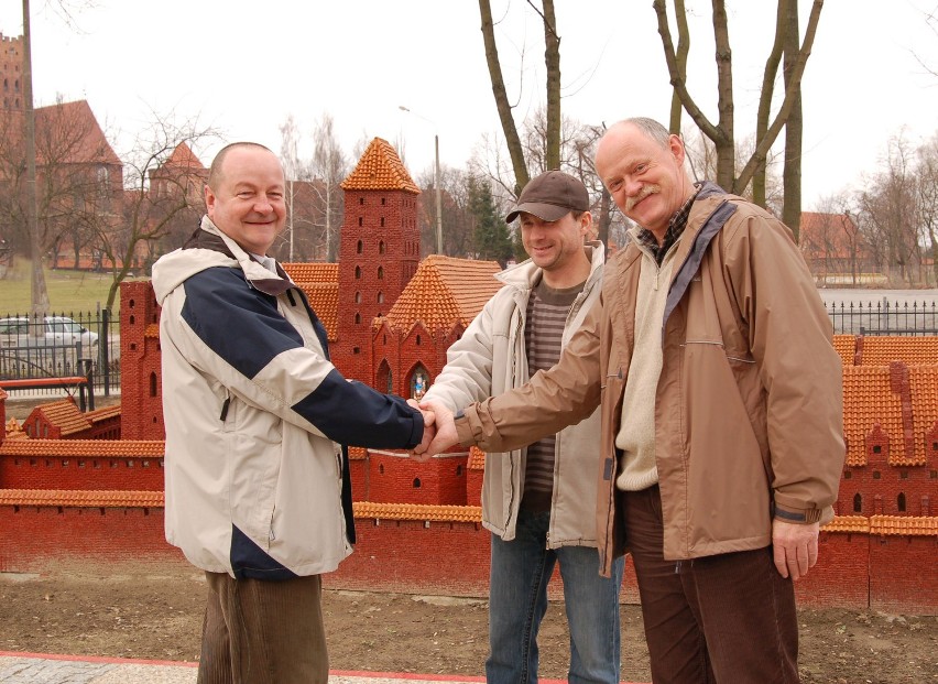 Andrzej Panek, wiceprezes Mater Dei (z lewej), Jacek...