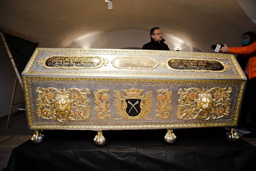 Świebodzice: Odrestaurowany sarkofag rodu Hochberg powrócił do kościoła św. Mikołaja (ZDJĘCIA)