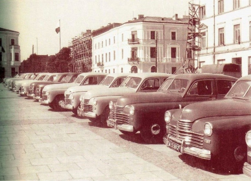 Lata 1951-1956. Warszawy na placu Wolności