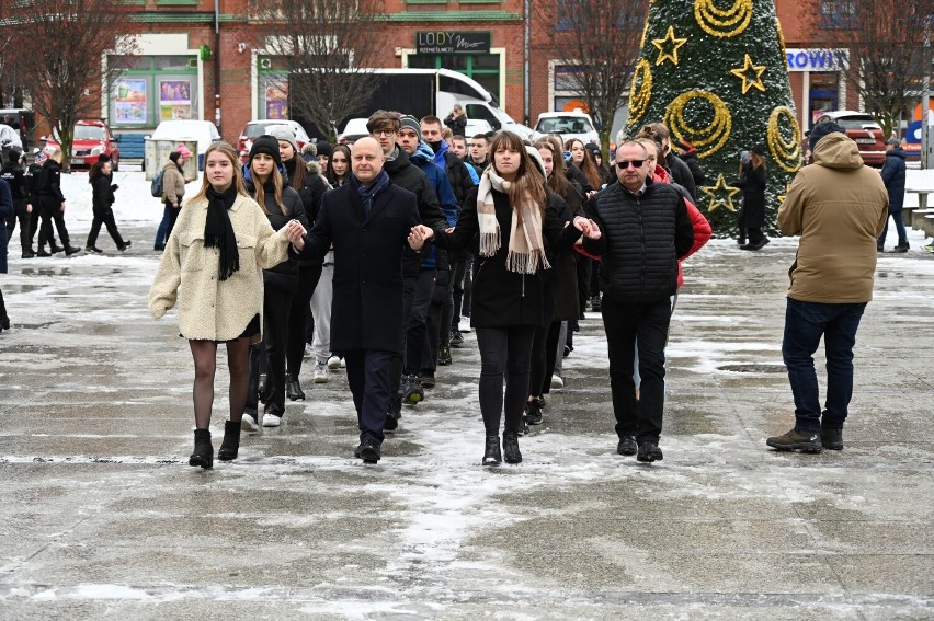 Maturzyści z Rudy Śląskiej zatańczyli poloneza na rynku....