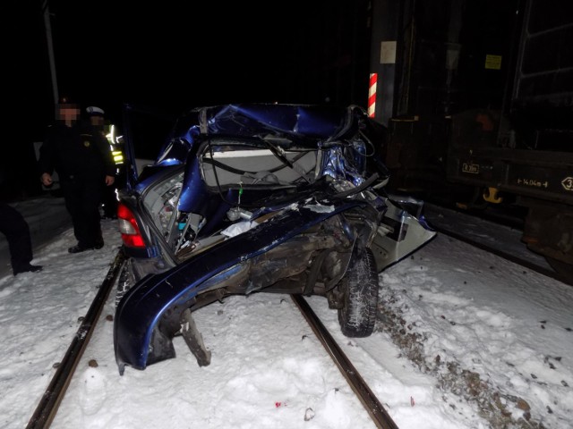 Jechał po torach w kierunku Iławy. Miało być szybciej, ale uderzył w niego pociąg.