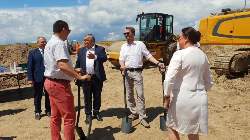 Budowa obwodnicy Kędzierzyna-Koźla ruszyła. Na placu budowy wbito symboliczną łopatę