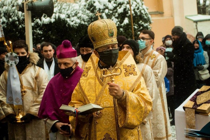 Jordan w Przemyślu. Duchowni błogosławili wodę trójramiennymi świecznikami oraz trzykrotnie zanurzali w niej krzyż [ZDJĘCIA]