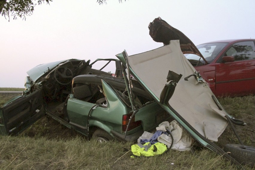 Wypadek pod Rokicinami. Nie żyje kierowca polo, jedna osoba w szpitalu (zdjęcia)