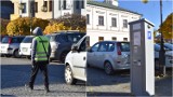 Tuchów. Zamiast inkasenta będą parkomaty. Nowe zasady płacenia za parking na płycie Rynku w Tuchowie [ZDJĘCIA]