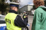 Akcja "Bezpieczna droga do szkoły 2013" w Łodzi. Policja pod szkołami bada rodziców alkomatem