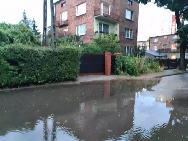 Potężna burza z oberwaniem chmury przeszła przez wiele miast Śląska i Zagłębia. Mieszkańcy informuja o zalanych drogach i przejazdach. W wielu miejscach samochody stanęły w zalewiskach. Tutaj Sosnowiec na Pogoni.

Zobacz kolejne zdjęcia. Przesuwaj zdjęcia w prawo - naciśnij strzałkę lub przycisk NASTĘPNE