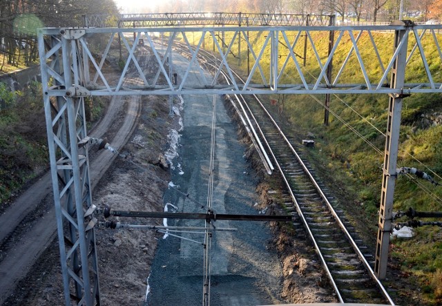 Dłuższy remont linii kolejowej do Grodziska. Ruch na tory wróci dopiero w październiku