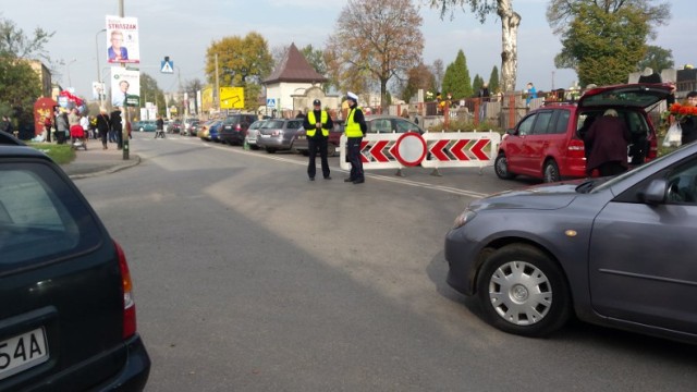 Policjanci kierowali ruchem m.in. wokół cmentarza przy ul. 11 Listopada