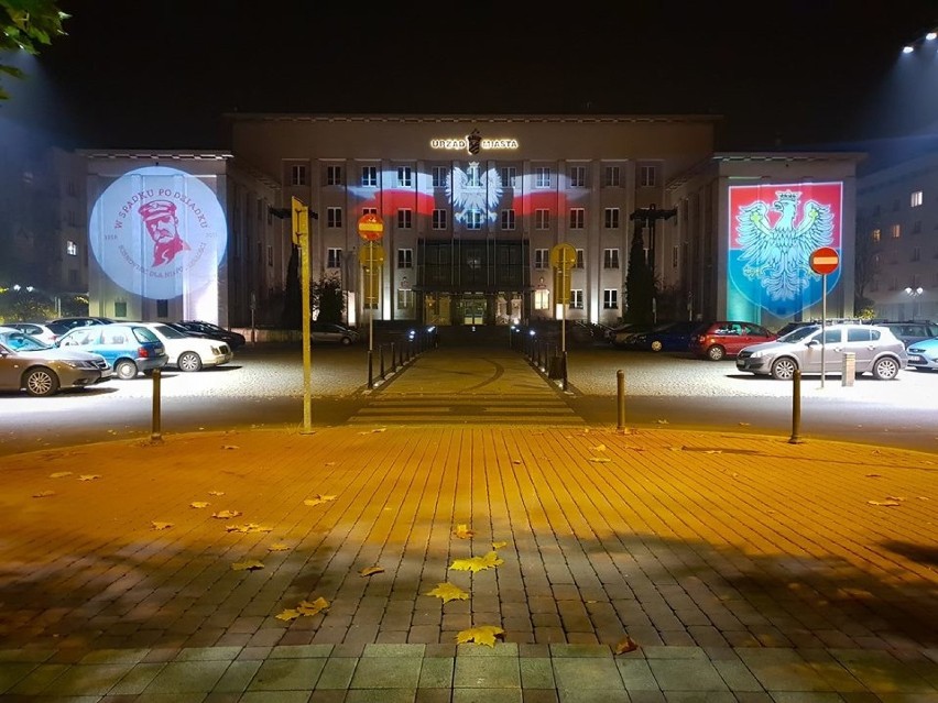 Tak pięknie wieczorem na Święto Niepodległości wygląda sosnowiecki magistrat. Patriotyczny maping na budynku Urzędu Miasta w Sosnowcu