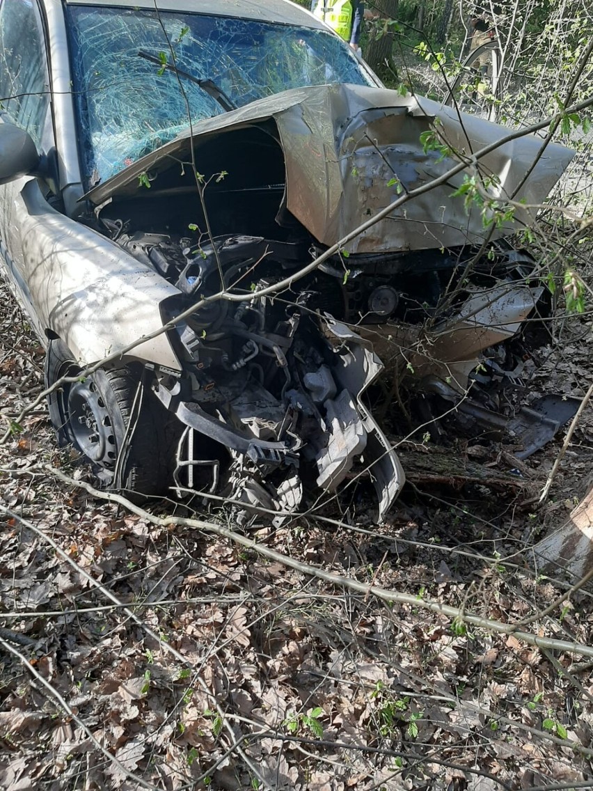 Śmiertelny wypadek pod Grodziskiem. Samochód uderzył w drzewo, kierowca nie żyje