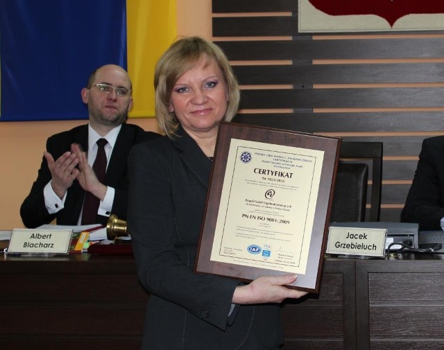 Marzanna Kamińska, dyrektor Zespołu Szkół Ogólnokształcących w Bielawie, odebrała
Certyfikat Systemu Zarządzania Jakością ISO 9001 dla swojej szkoły