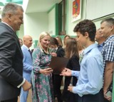 Absolwenci na Szóstkę - najlepsi ósmoklasiści w Skarżysku - Kamiennej nagrodzeni. Zobacz zdjęcia 