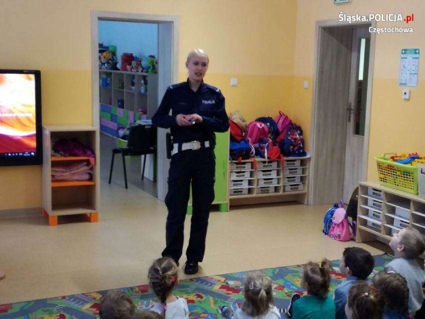 Blachownia: Policjantka odwiedziła przedszkole. Mówiła dzieciom o bezpieczeństwie na drodze [ZDJĘCIA]