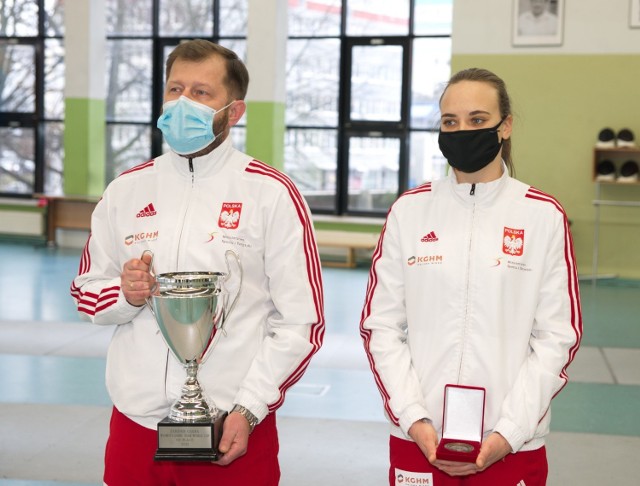 Sylwia Matuszak i Dariusz Nowinowski zaprezentowali swoje trofea w hali KKSz-u i odebrali gratulacje od prezydenta Konina.