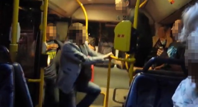 Bójka Polaków i Ukraińców w autobusie miejskim w Warszawie [wideo]