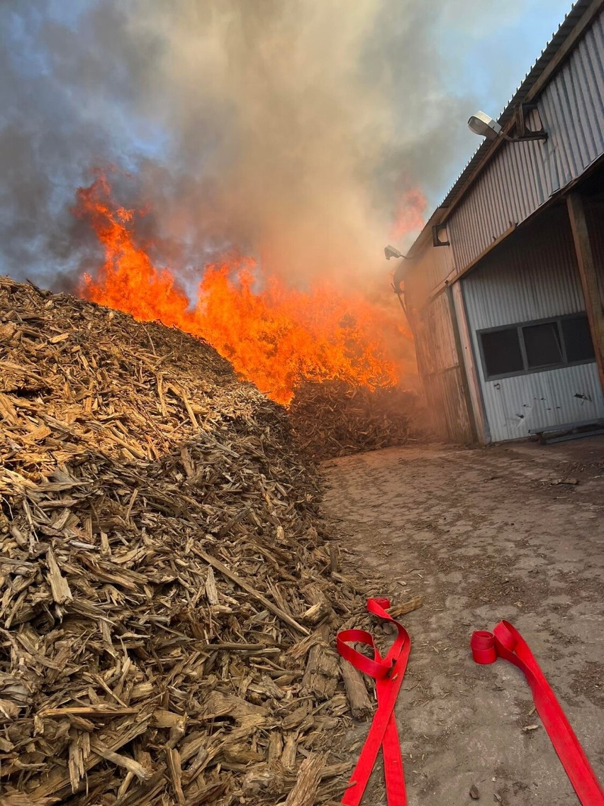 Pożar  składowiska biomasy  w  miejscowości Sławoszewek gmina Kleczew