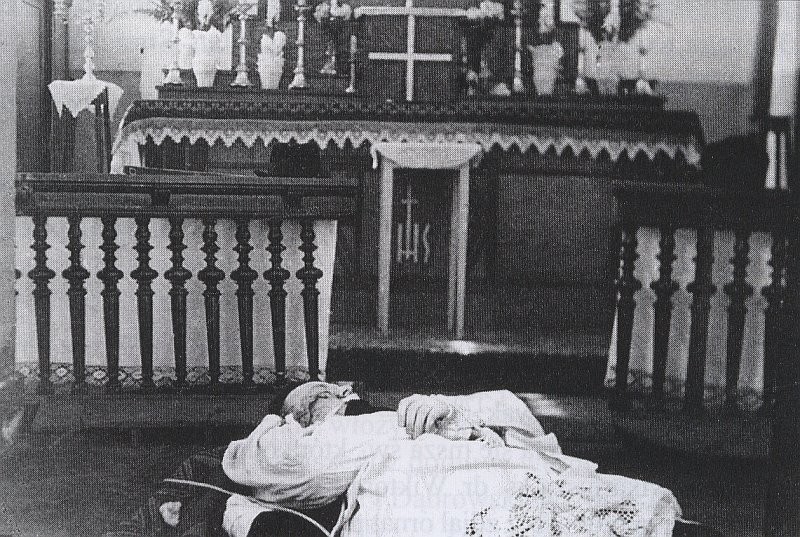 Ciało księdza przed ołtarzem lubońskiego kościoła