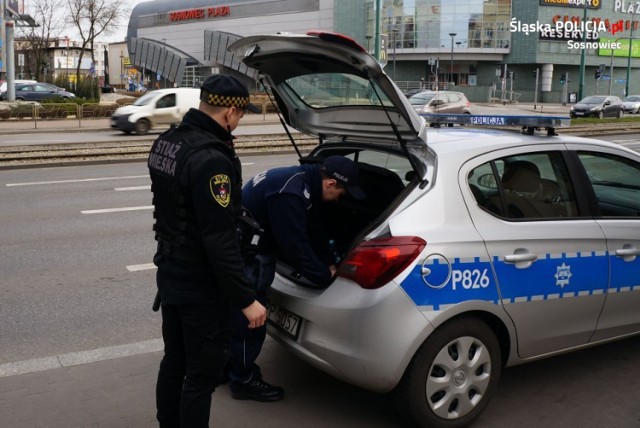 Policjanci z Sosnowca w czasach pandemii koronawirusa prowadzą dodatkowe działania