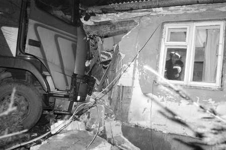 Mieszkańcy budynku przy ul. Tczewskiej w jednej chwili stracili dach nad głową.