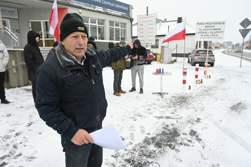 Andrzej Stępnik z ulicy Dmaszowskiej protestuje przeciwko...