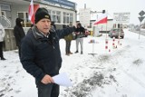 Protest na ulicy Domaszowskiej w Kielcach przeciwko słupkom przed parkingiem. Przedsiębiorca uważa, że to pomnik głupoty  