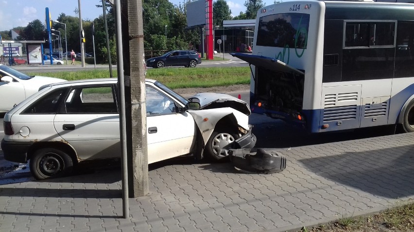 Kraków. Autobus miejski wjechał w samochód osobowy