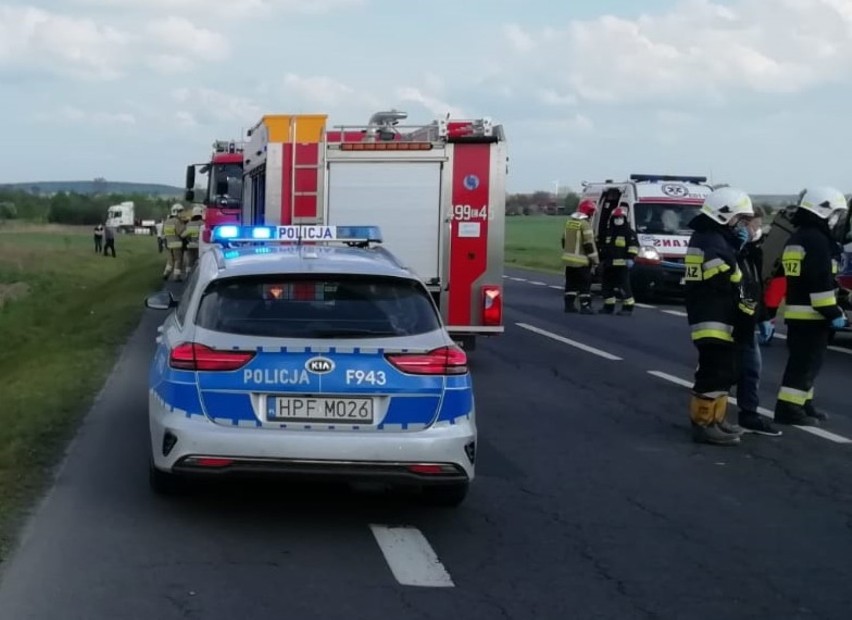 Groźny wypadek w gminie Rząśnia. Zderzenie na skrzyżowaniu. Trzy osoby w stanie ciężkim FOTO