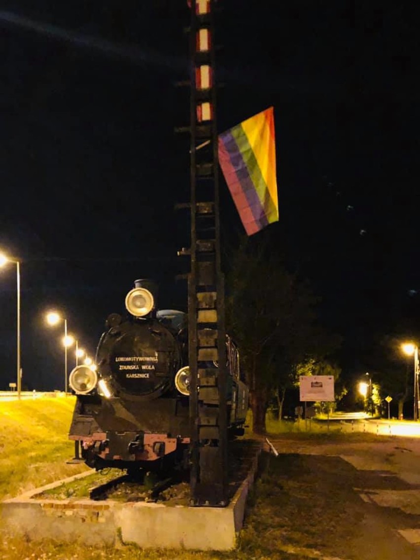 Tęczowe flagi na pomnikach w Zduńskiej Woli ZDJĘCIA